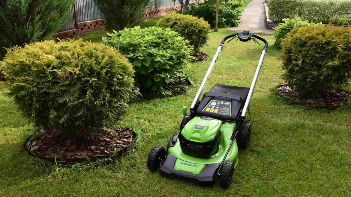как выбрать аккумуляторную газонокосилку для дачи