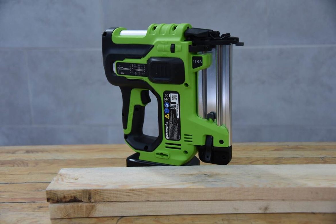 аккумуляторный гвоздезабиватель Greenworks GD24BN