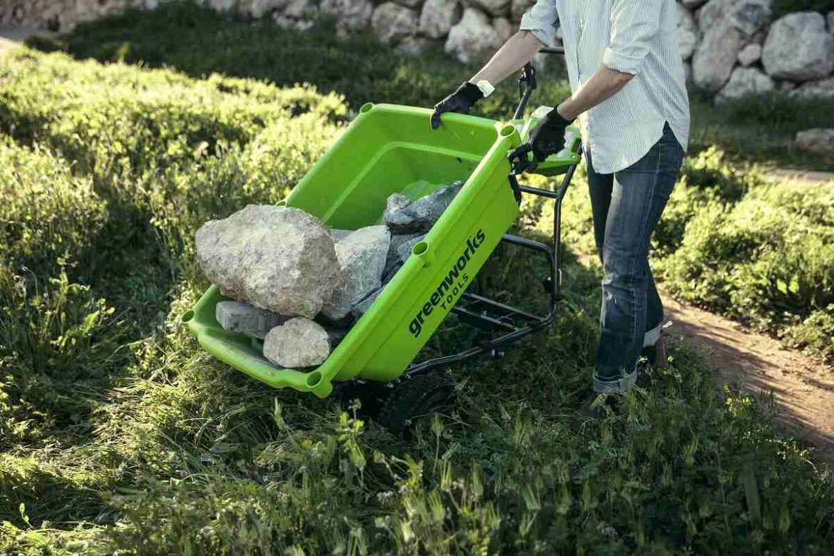 самоходная тележка Greenworks G40GC разгружает камни самоходная тележка Greenworks G40GC