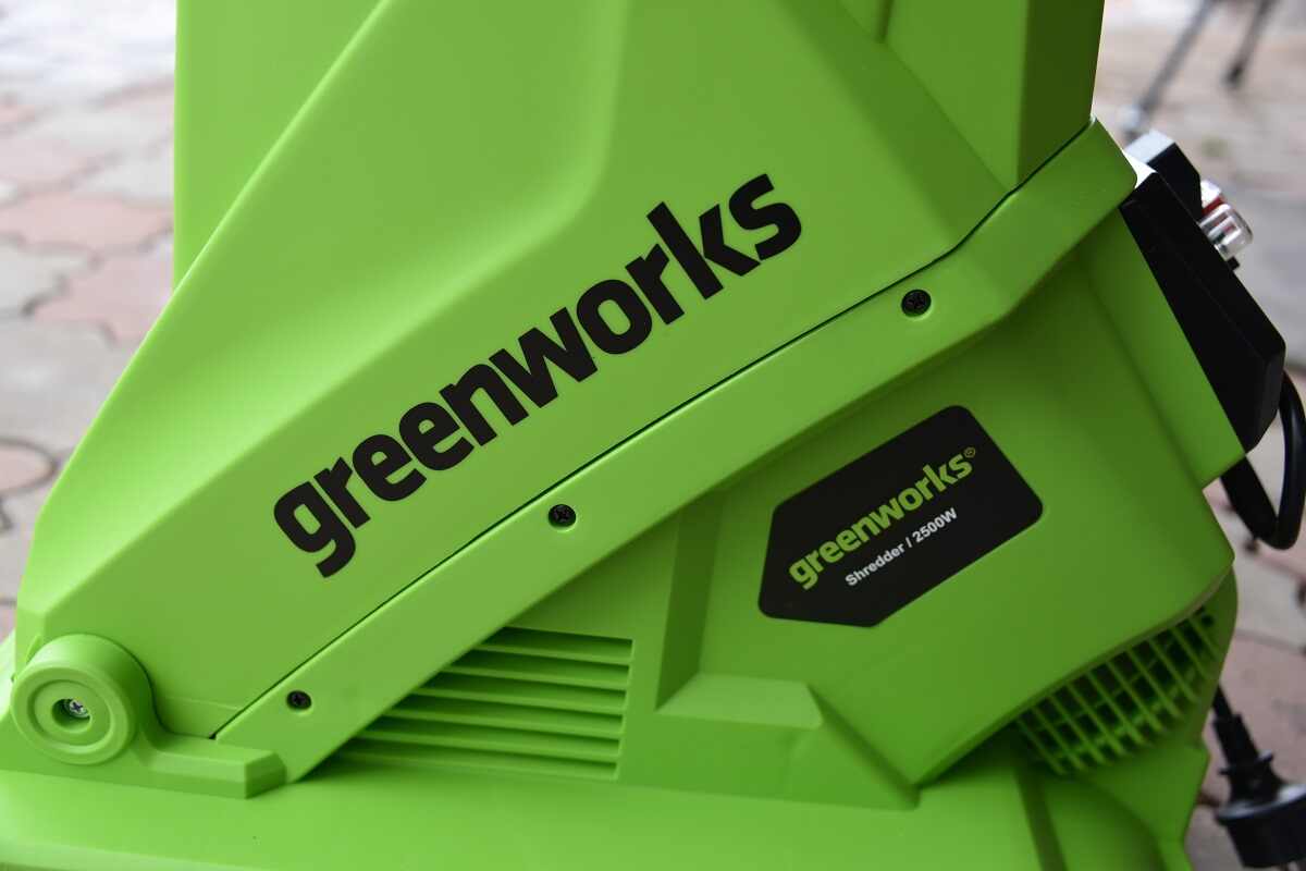 измельчитель Greenworks GACSB оснащен мощностью 2500 Вт