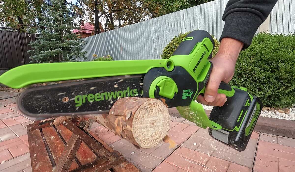аккумуляторная цепная пила Greenworks GD24CSMNX распилила ствол дерева