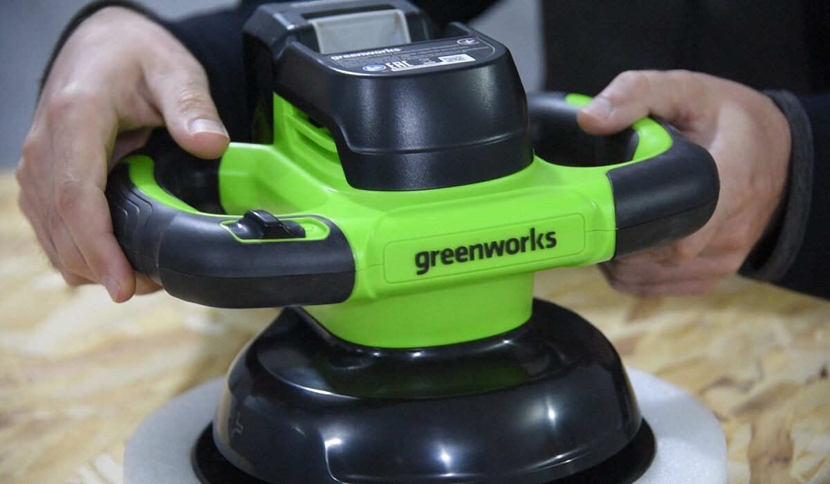 полировальная машина Greenworks G24BU10 имеет 2 рукоятки
