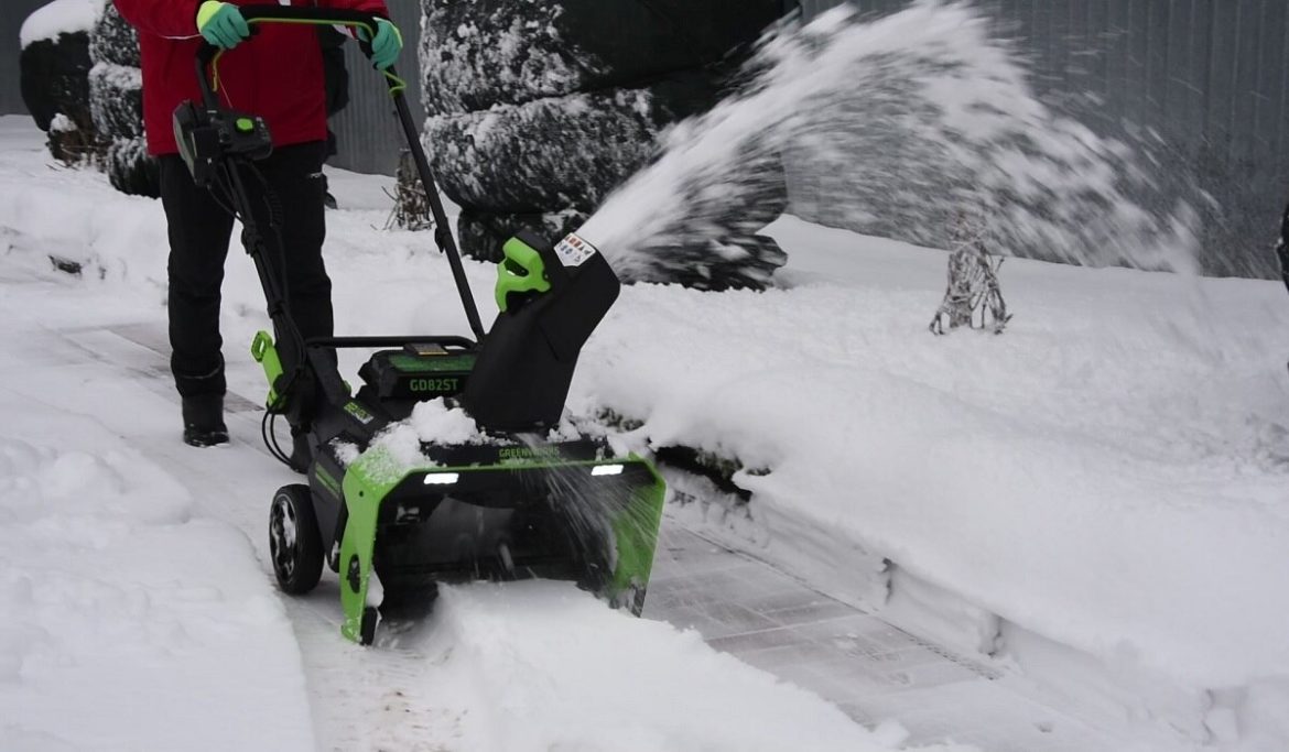 аккумуляторный снегоуборщик Greenworks GD82ST