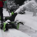 Аккумуляторный снегоуборщик Greenworks GD82ST