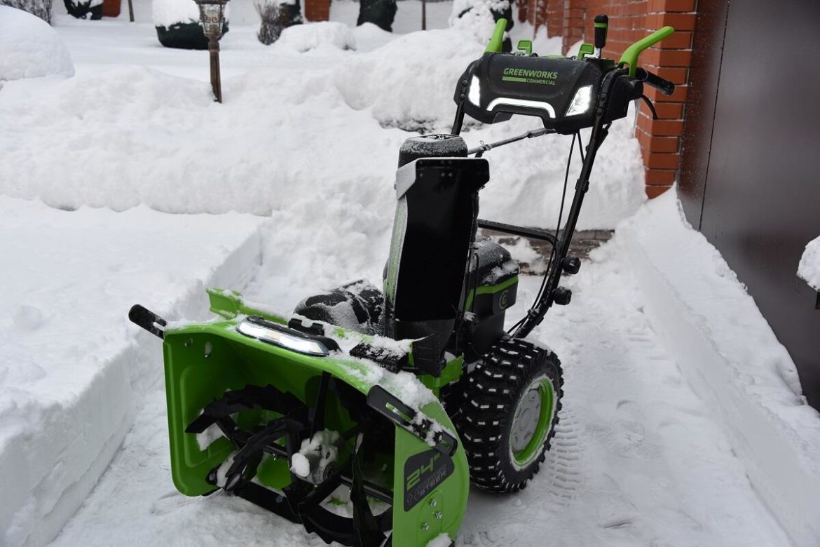 аккумуляторный снегоуборщик Greenworks GD82ST56