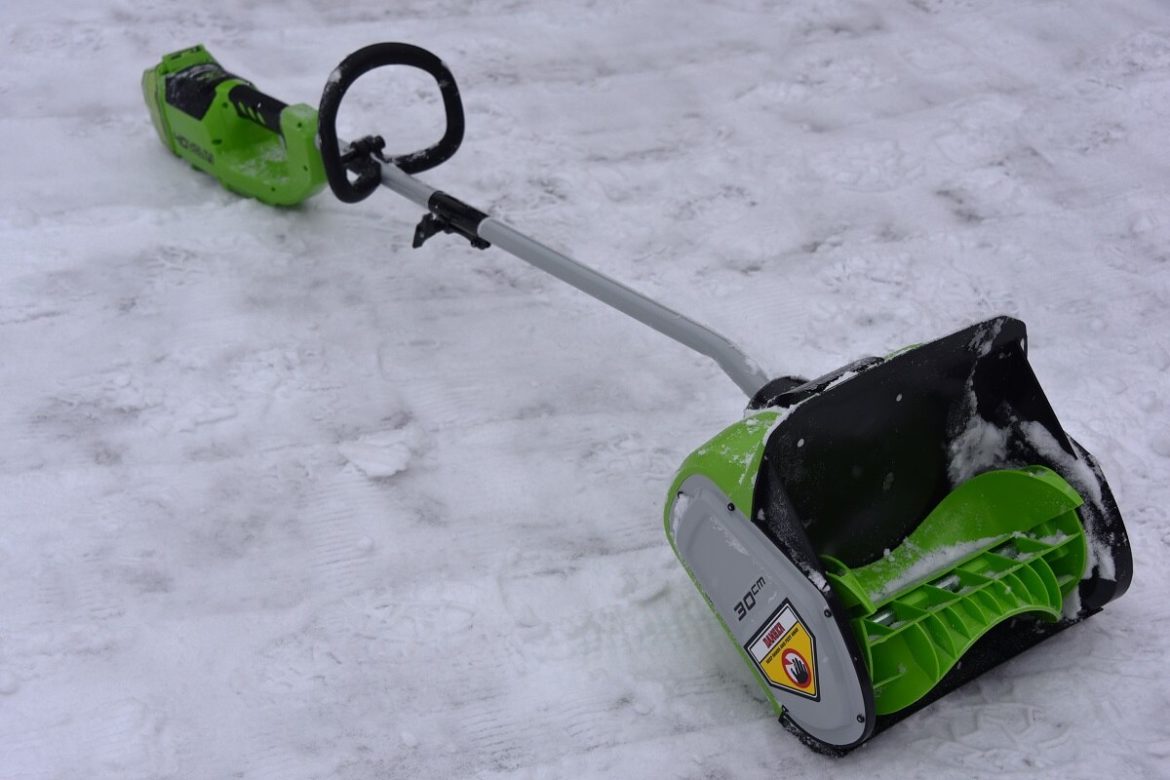 аккумуляторная лопата для уборки снега Greenworks GD40SS