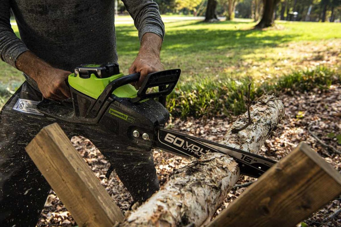 как выбрать аккумуляторную цепную пилу для дачи